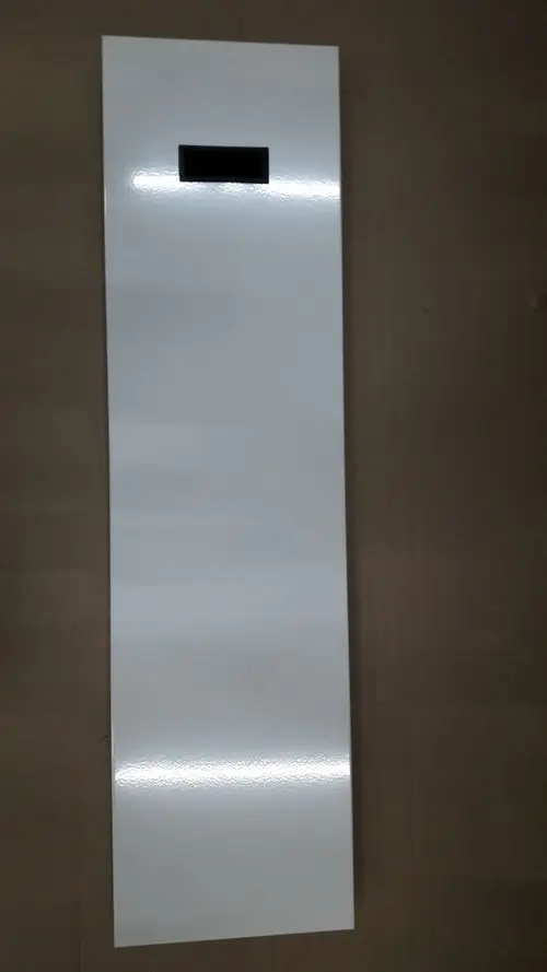 Weißes, flaches Modul von Remeha mit rechteckigem Ausschnitt, geeignet für verschiedene Installationen. Hintergrund in neutralem Braun.